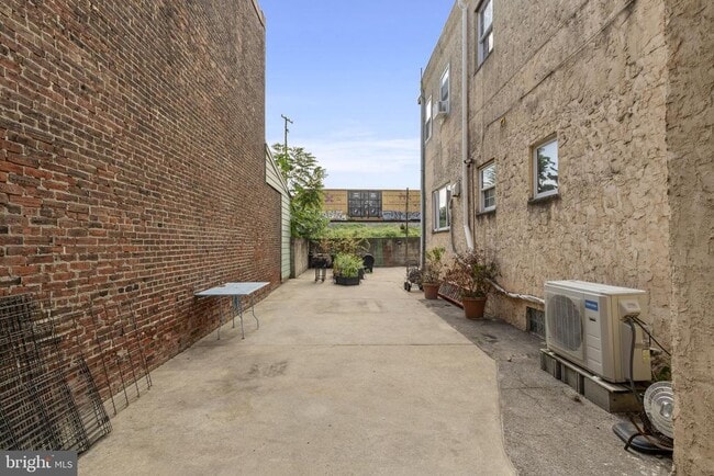 Building Photo - 2430 E Somerset St