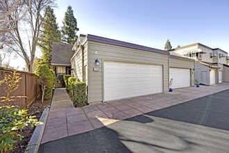 Building Photo - Beautiful Townhome in the Heart of Pleasanton