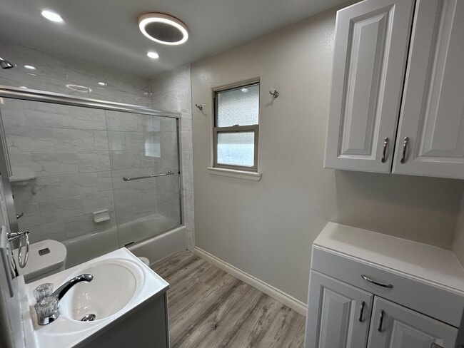 Building Photo - Charming Old Town Apartment