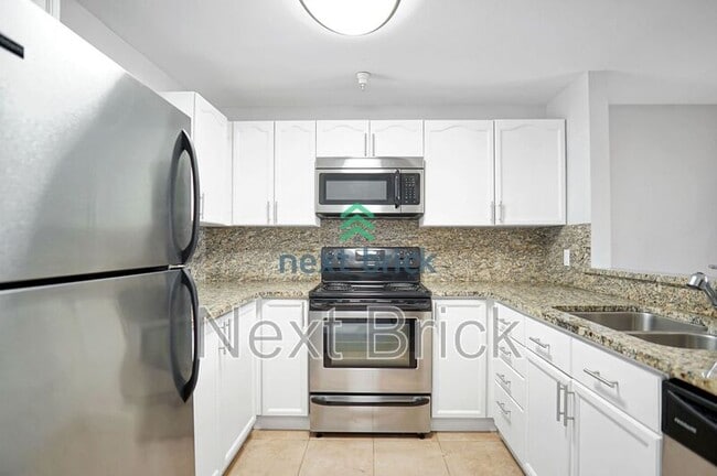 Building Photo - 901 Sunset Blvd NE