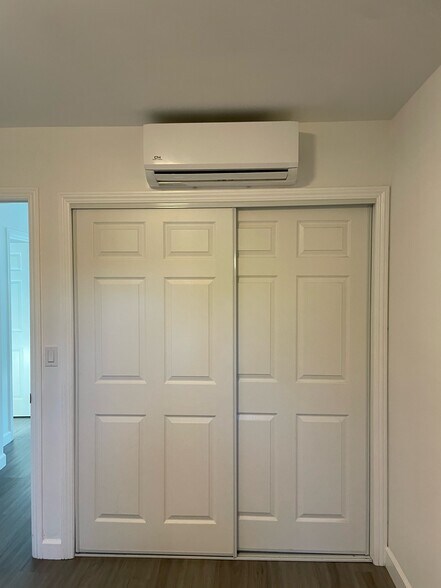 Building Photo - 265 E 69th Way