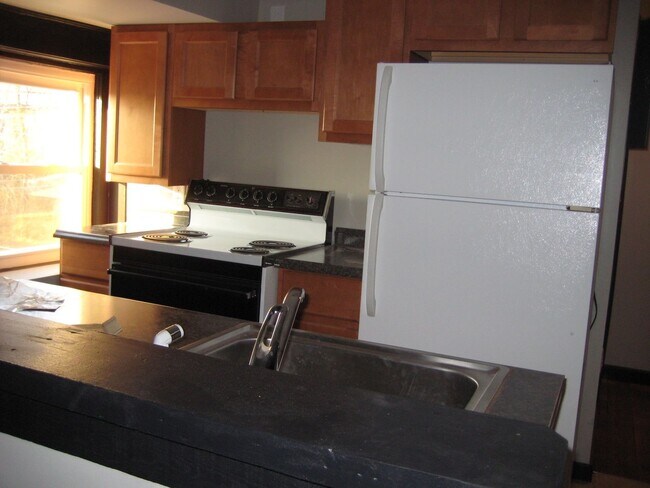 Building Photo - 2 BEDROOM UPDATED ALL ELECTRIC UNIT IN THE GROVE