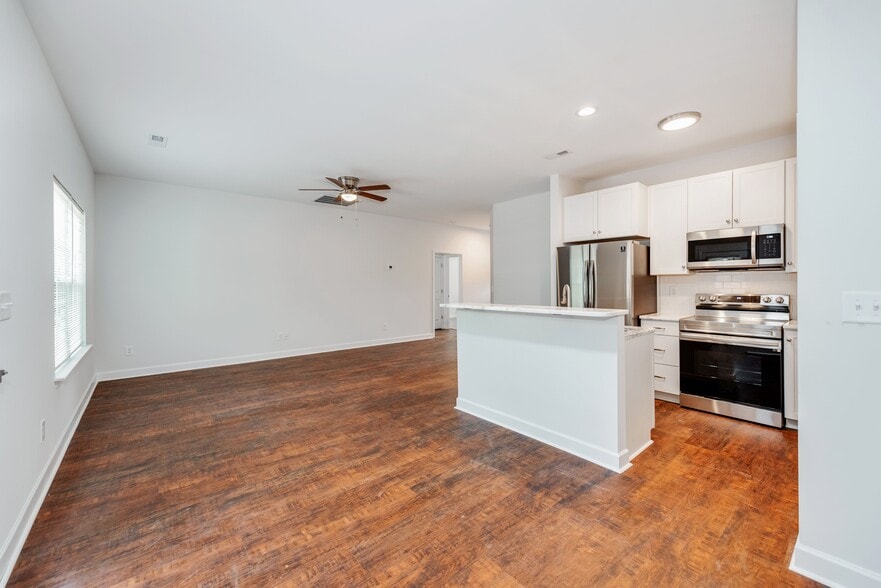 Building Photo - 922 W Davidson Ave