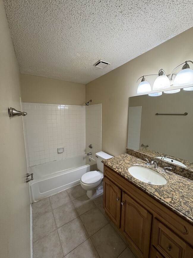 Building Photo - Spacious 1 bedroom/1 bathroom condo at Oasis at Pearl Lake
