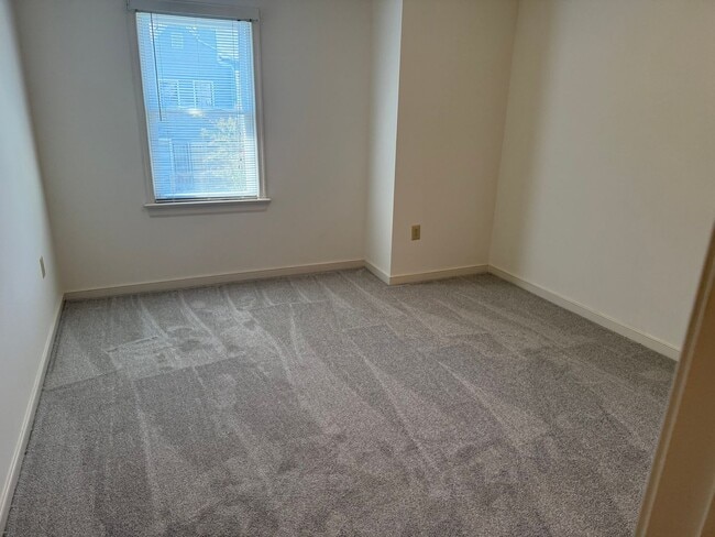Building Photo - 4 Bedroom Townhouse Near Chesterfield Cour...