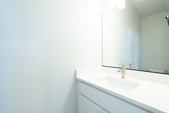 Building Photo - 2 Weeks Free W Approved Application by 08/...