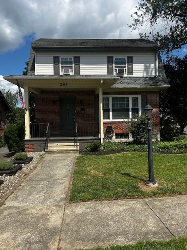 Building Photo - Welcome to 209 Amherst! Charming single-fa...