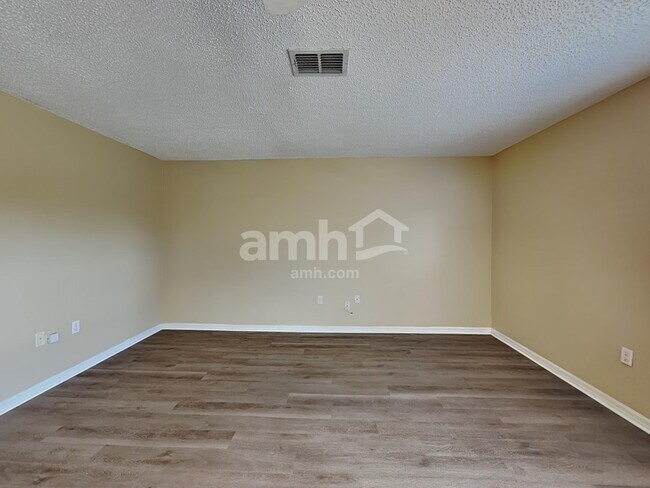 Building Photo - 130 Appleby St NE