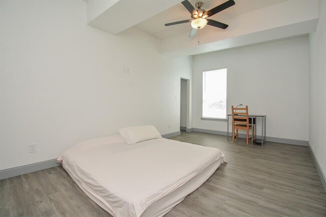 Building Photo - 5018 Avenue M 1/2