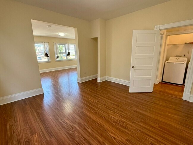 Building Photo - Spacious 3BR / 2BA apartment with ensuite bath and in-unit laundry