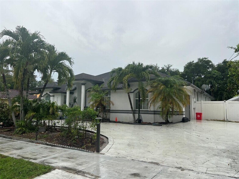 Building Photo - 7400 SW 37th Ct
