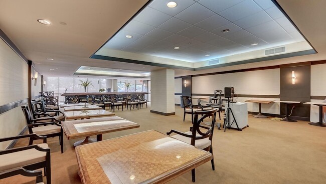 Building Photo - 2555 Collins Ave