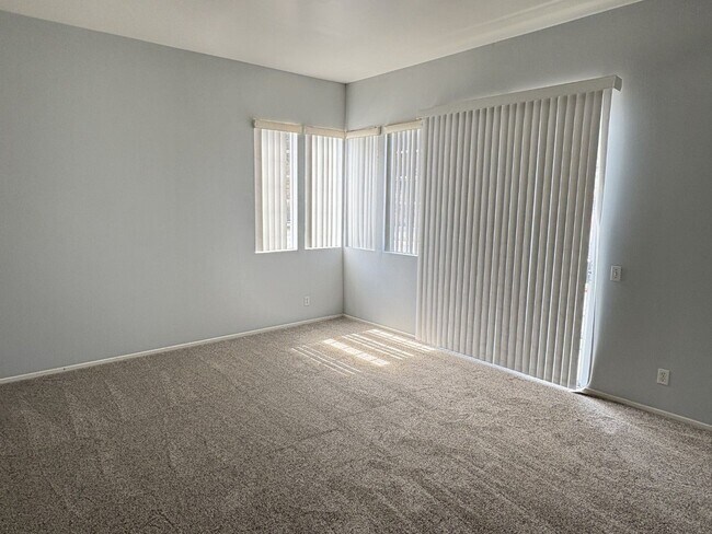 Building Photo - Beach close 4 bedroom, three bath townhous...