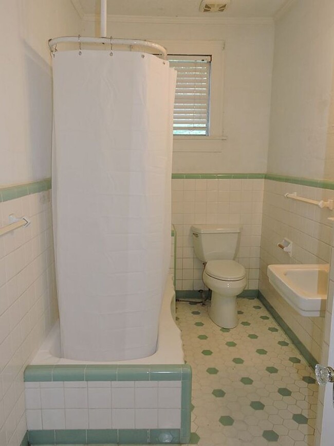 Building Photo - Great home near LSU Lakes