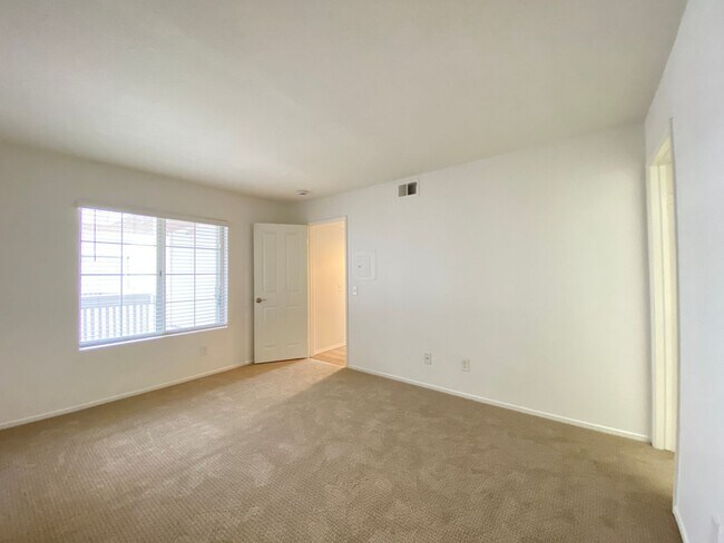Building Photo - Bright 2 Bedroom Condo in Oceanside!