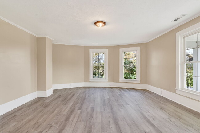 Building Photo - 409 Meadow Rd