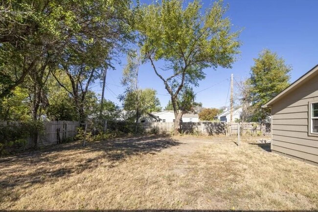 Building Photo - Spacious Townhome in Southeast Wichita