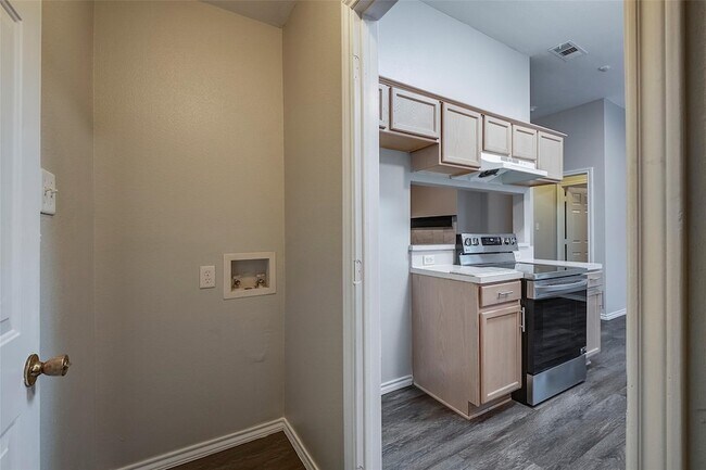 Building Photo - 3205 Carverly Ave