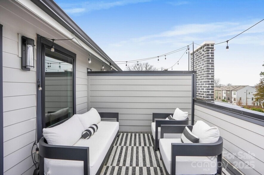 Building Photo - 215 Freeland Ln