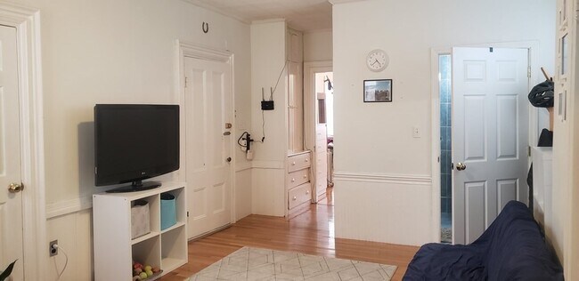 Building Photo - 473 Sumner St