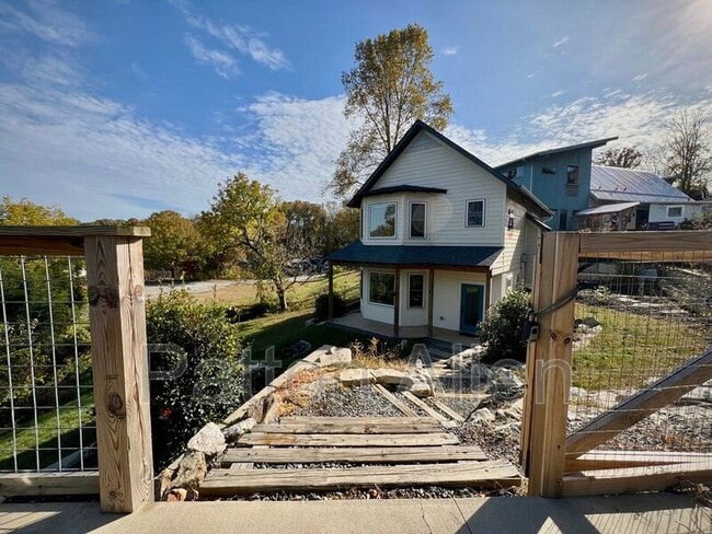 Building Photo - 21 Toxaway St