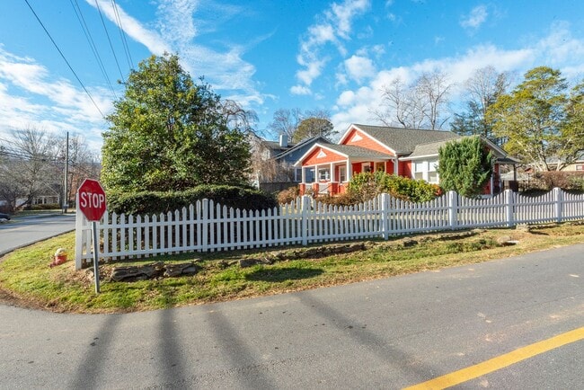 Building Photo - Charming Black Mountain Rental!