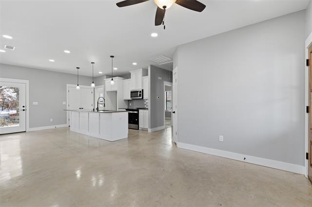 Building Photo - 1004 W Hanna St