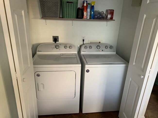 Building Photo - Updated Baylor Furnished Condo