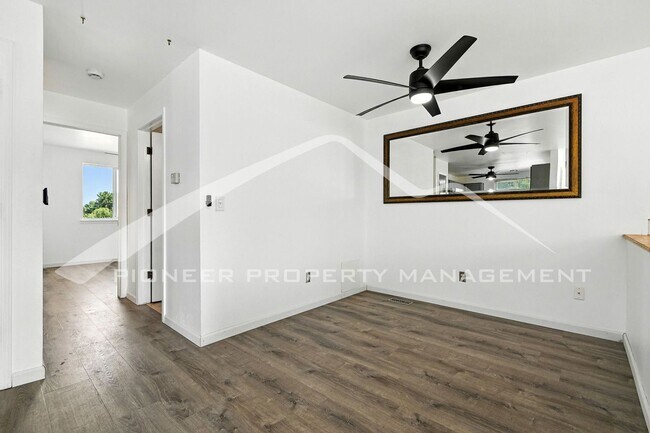 Building Photo - Spacious Home with Washer/Dryer and Centra...