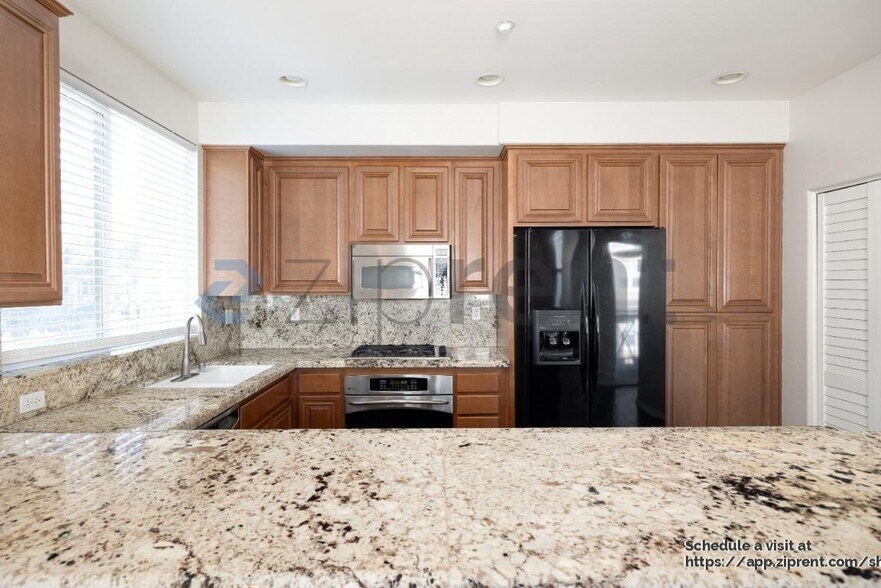 Building Photo - 3048 Beachwood Blf Wy