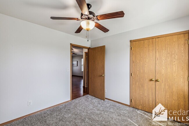 Building Photo - 2 Bedroom Home Near Starlight Drive In