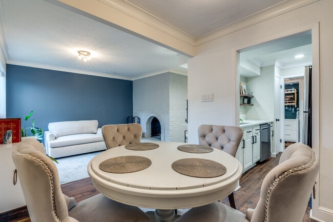 Building Photo - 5916 Sandhurst Ln