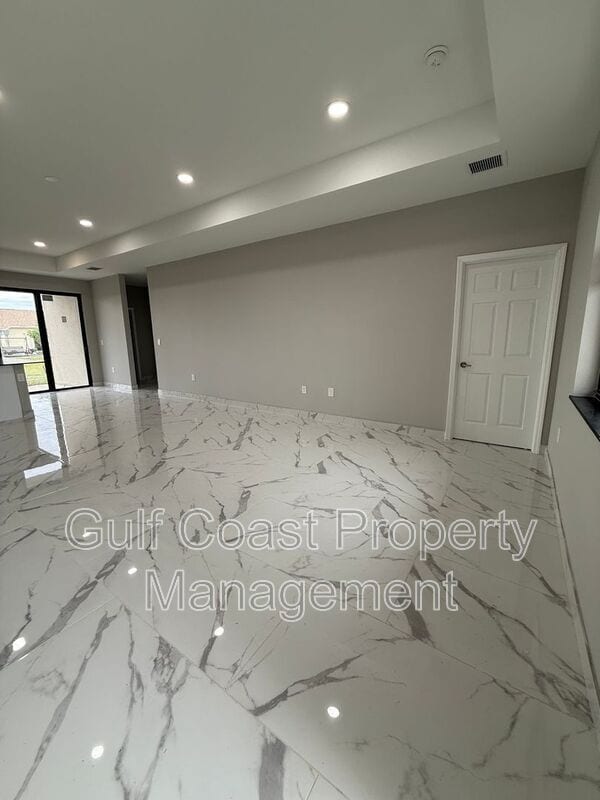 Building Photo - 1726 NE 13th St