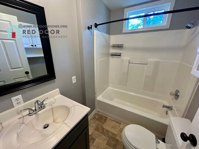 Building Photo - Spacious 3 Bed, 1 Bath Home – Pet Friendly...