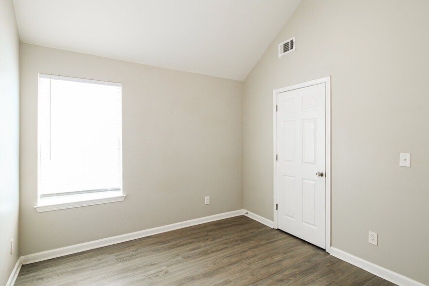 Building Photo - 5848 el Segundo Way