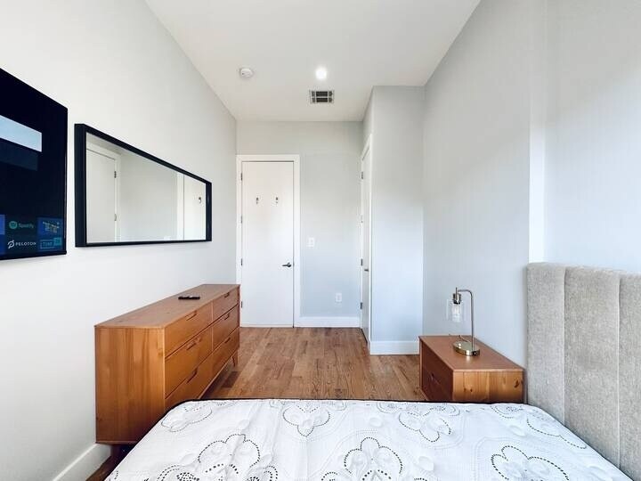 Building Photo - Furnished room/NOT APARTMENT