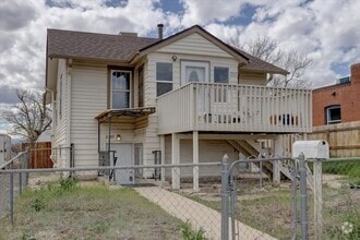 Building Photo - 2 bedroom 1 bathroom- lower unit