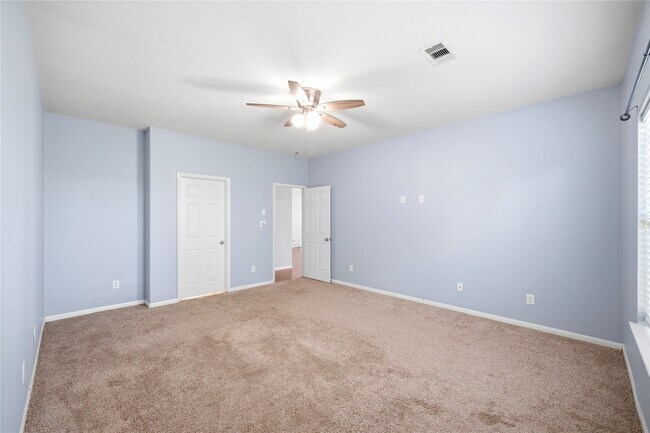 Building Photo - 1707 E Highlands Crossing