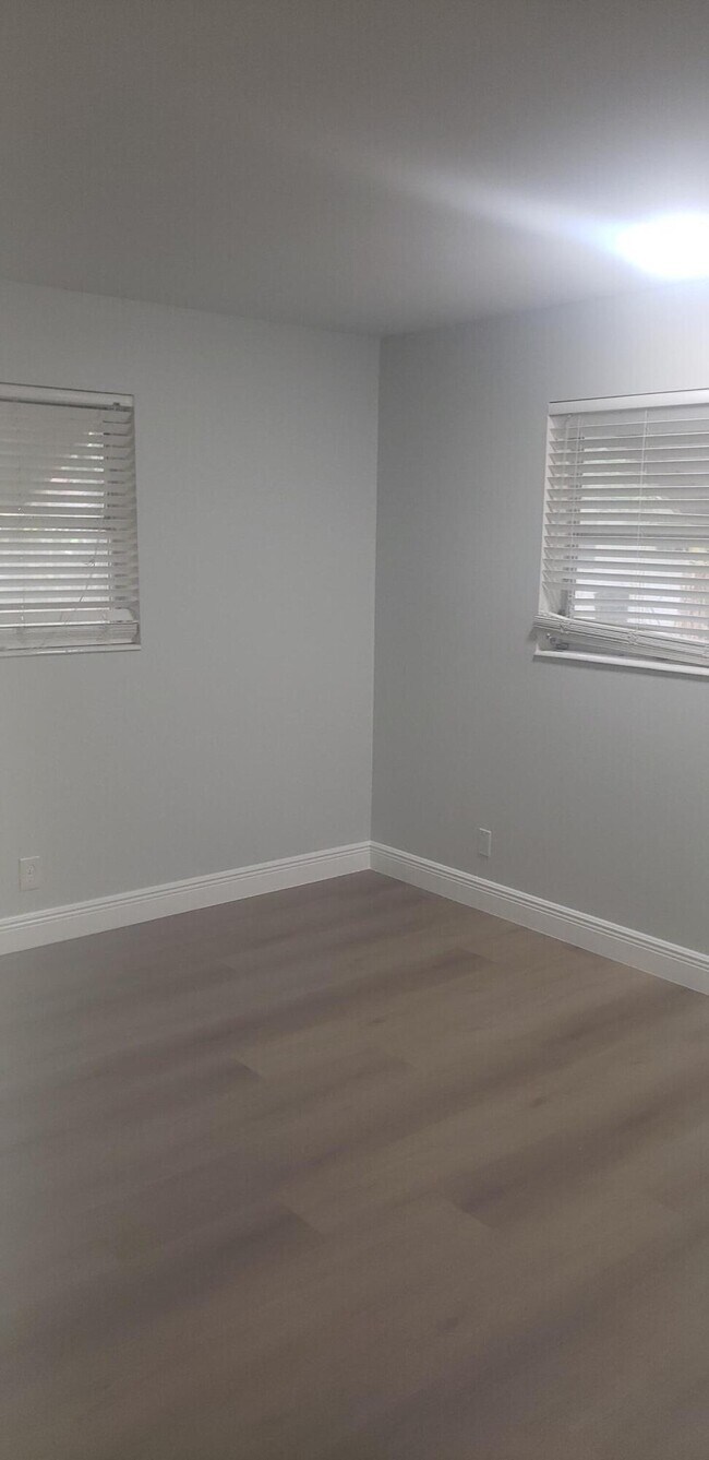 Building Photo - 4444 Golfers Dr W