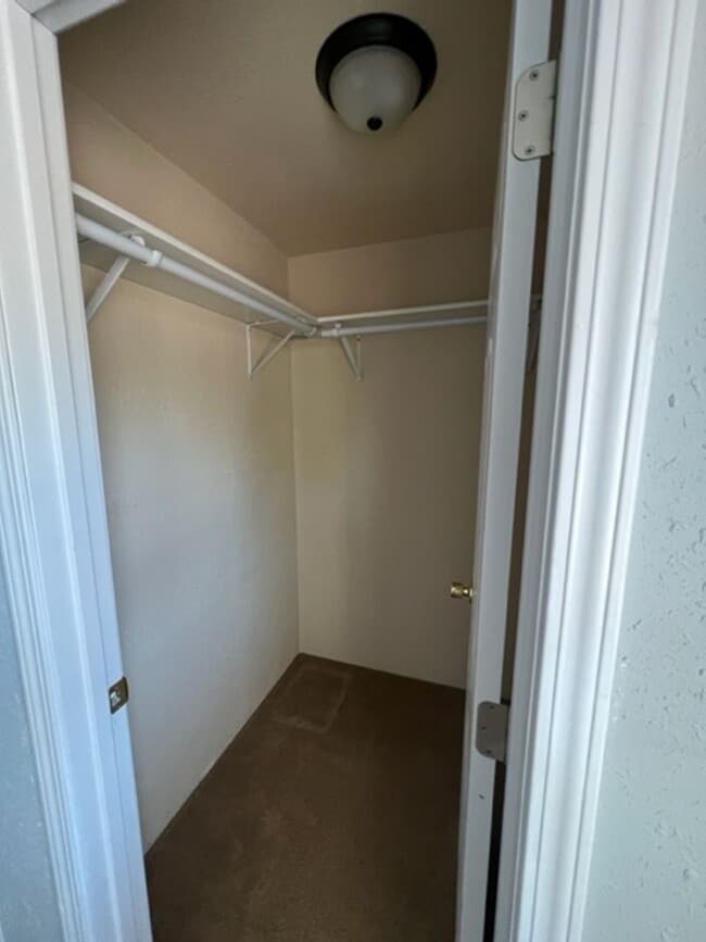 Building Photo - Large 3 Bedroom 2 Bath with Fenced Yard