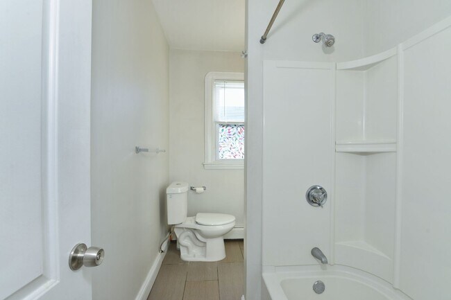 Building Photo - Great location! Updated 3 bedroom 1 Bathro...