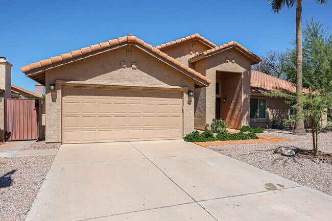 Building Photo - Welcome to this stunning 4 bedroom, 2 bath...