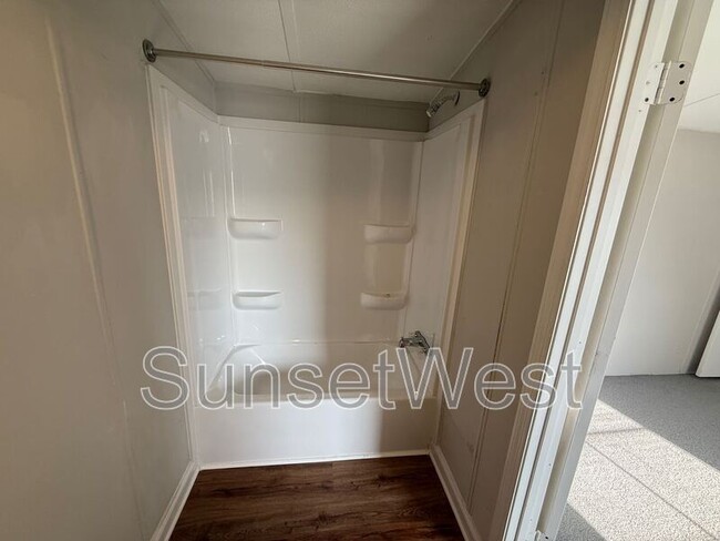 Building Photo - 529 Sunshine Dr
