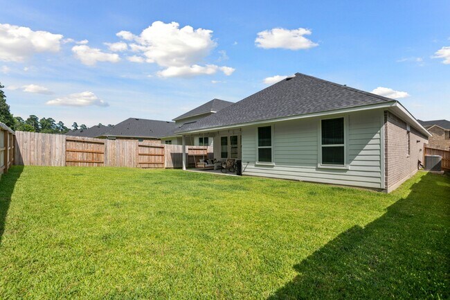 Building Photo - 560 Newcomb Holw Dr