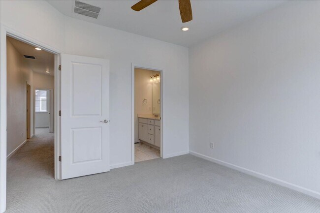 Building Photo - 1828 S Poplar Ct