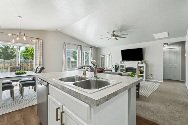 Building Photo - 17541 Mountain Springs Ave