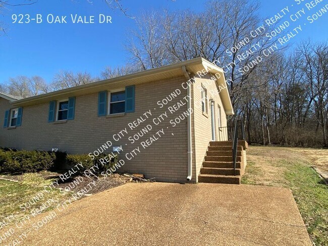 Building Photo - 923-B Oak Vale Dr-