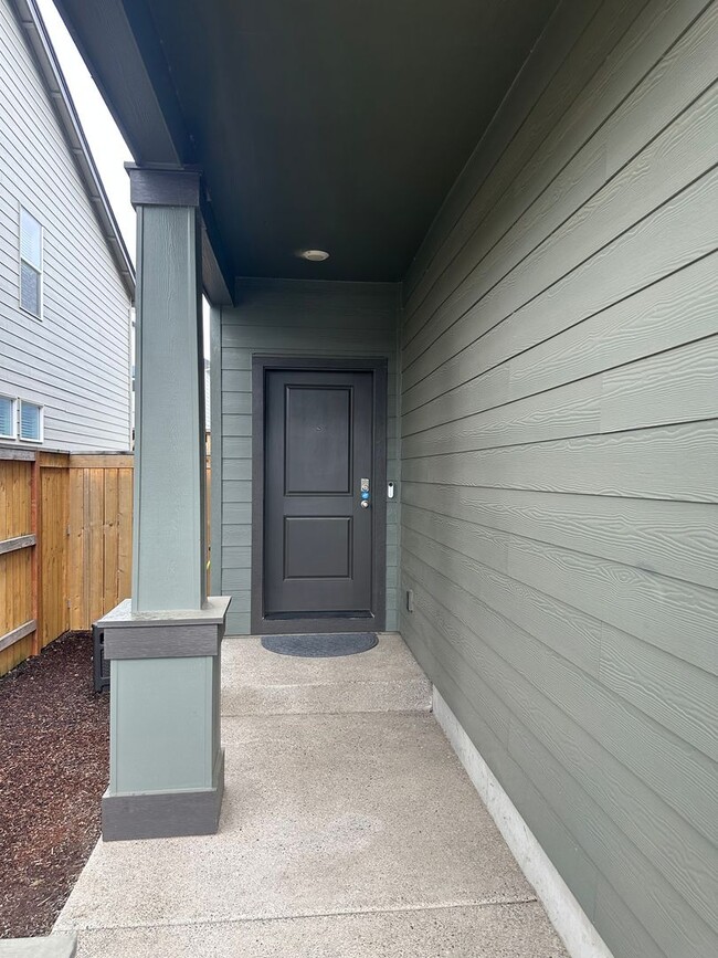 Building Photo - Newer 4 bedroom 2.5 bathroom house! AVAILA...