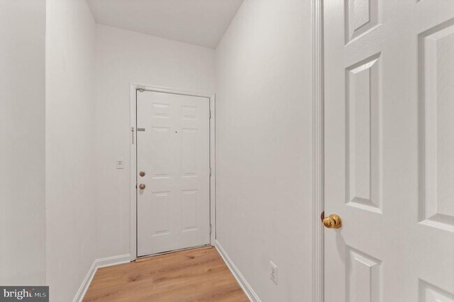 Building Photo - 20453 Chesapeake Square