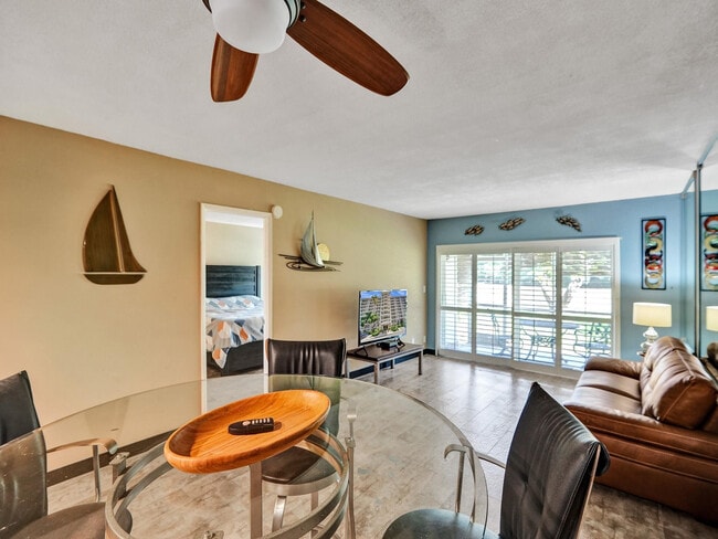 Building Photo - 3150 N Palm Aire Dr